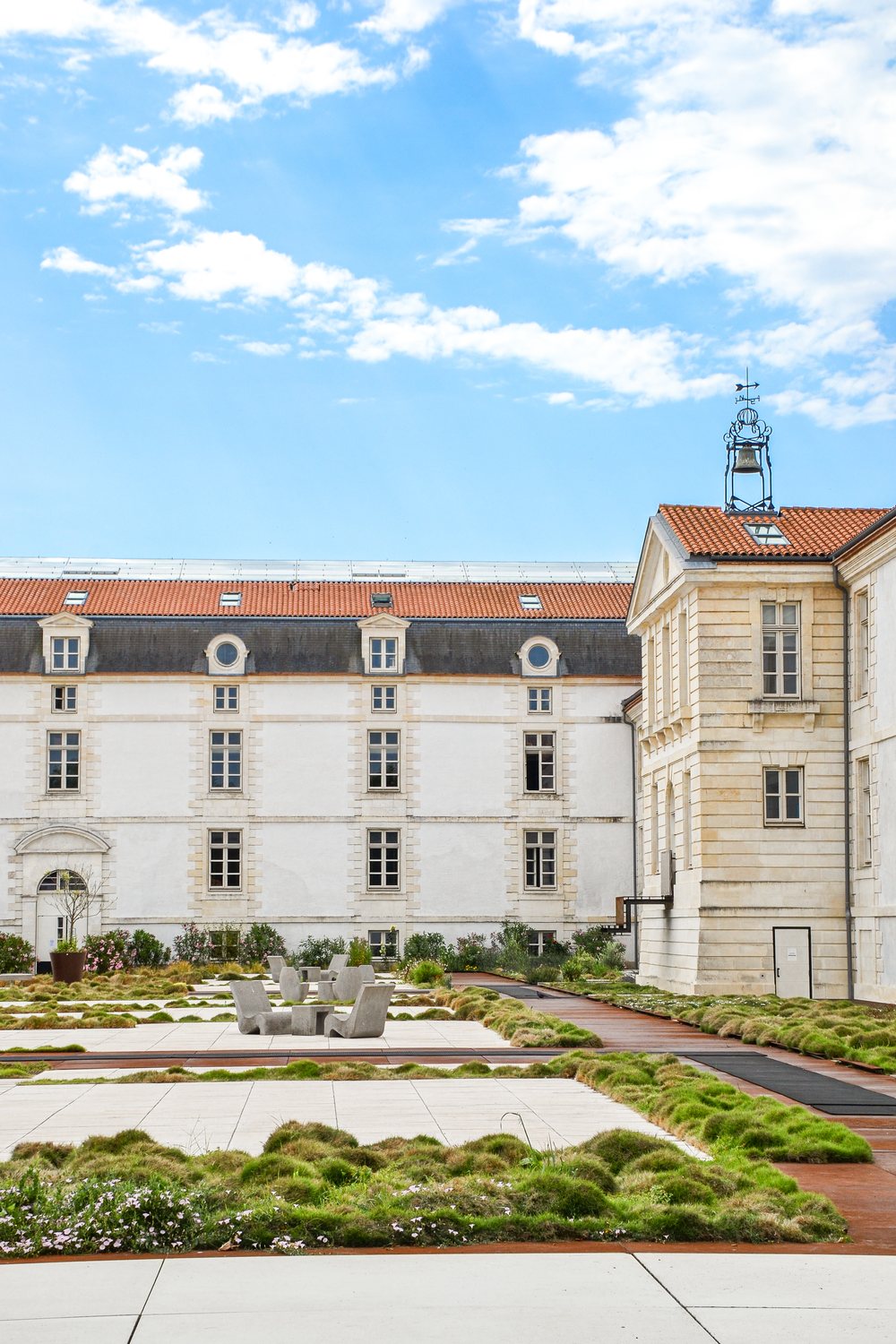 Résidence de l'Arsenal Royal — la façade et ses jardins paysagers