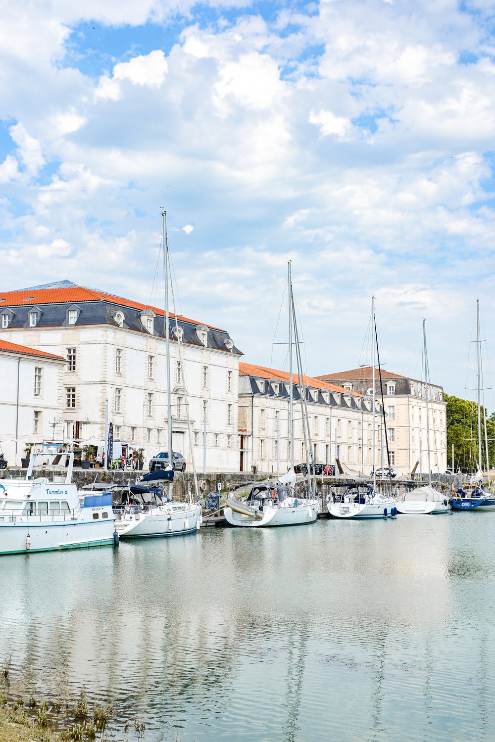 Résidence de l'Arsenal Royal vue depuis le port de plaisance de Rochefort