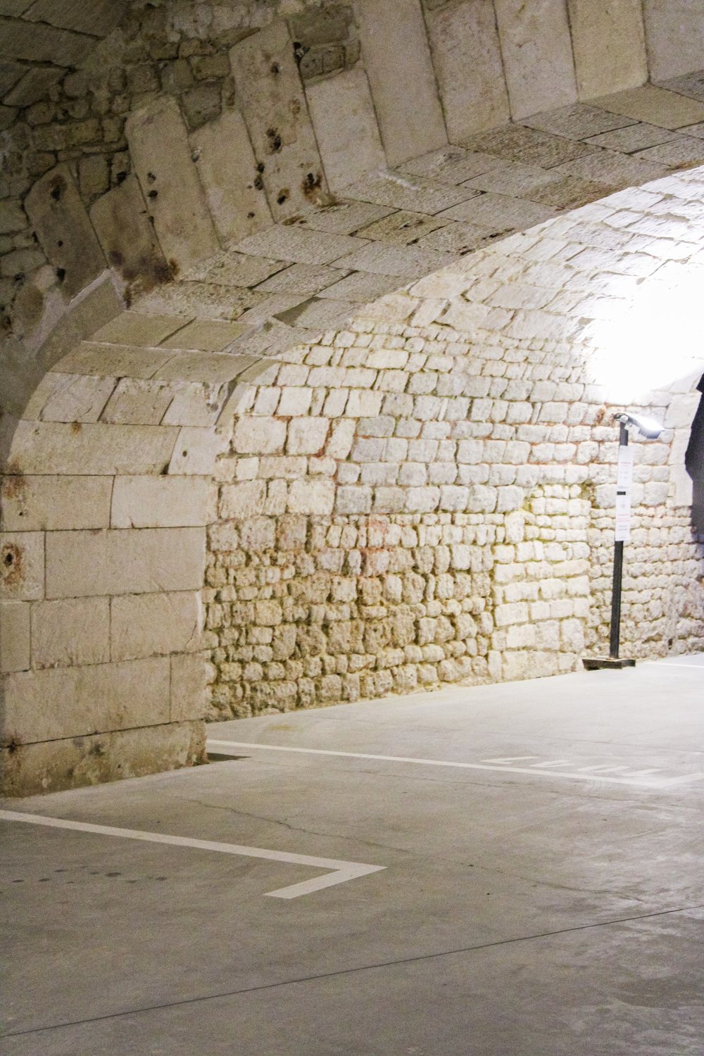 Résidence de l'Arsenal Royal — le stationnement sous les voûtes de pierre